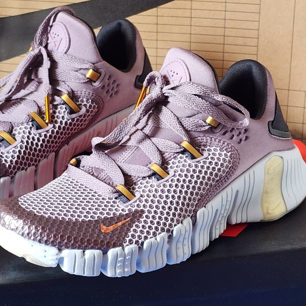 NEW!!! EXCLUSIVE COLOR!!! NIKE METCON 4 SIZE 7.5 WOMEN PURPLE AND GOLD
